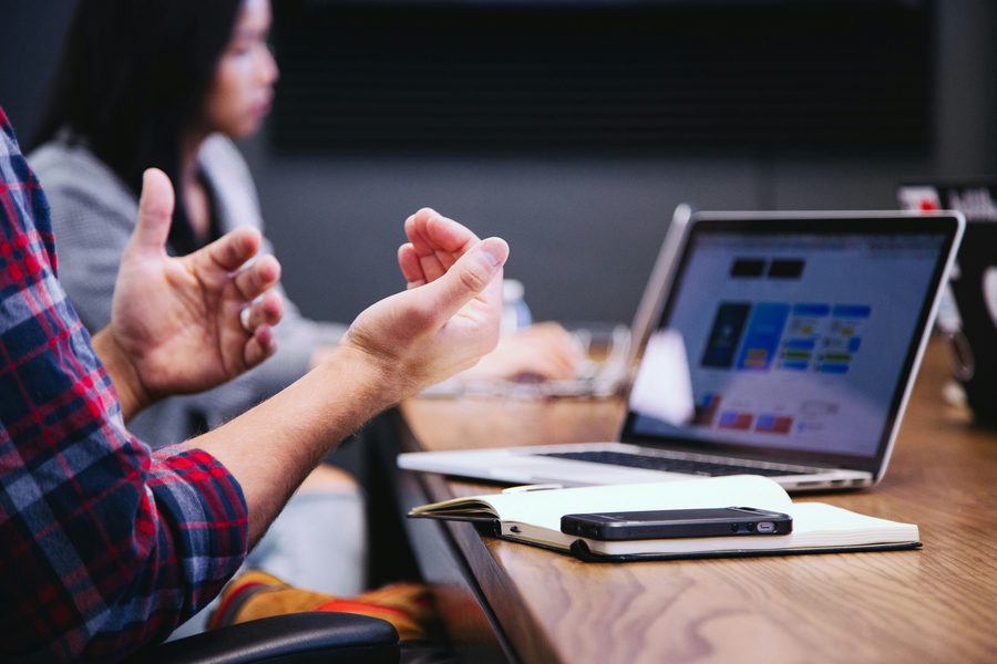 Analysegespräch am Laptop – Abläufe und Software im Digitalisierungs-Check unter der Lupe